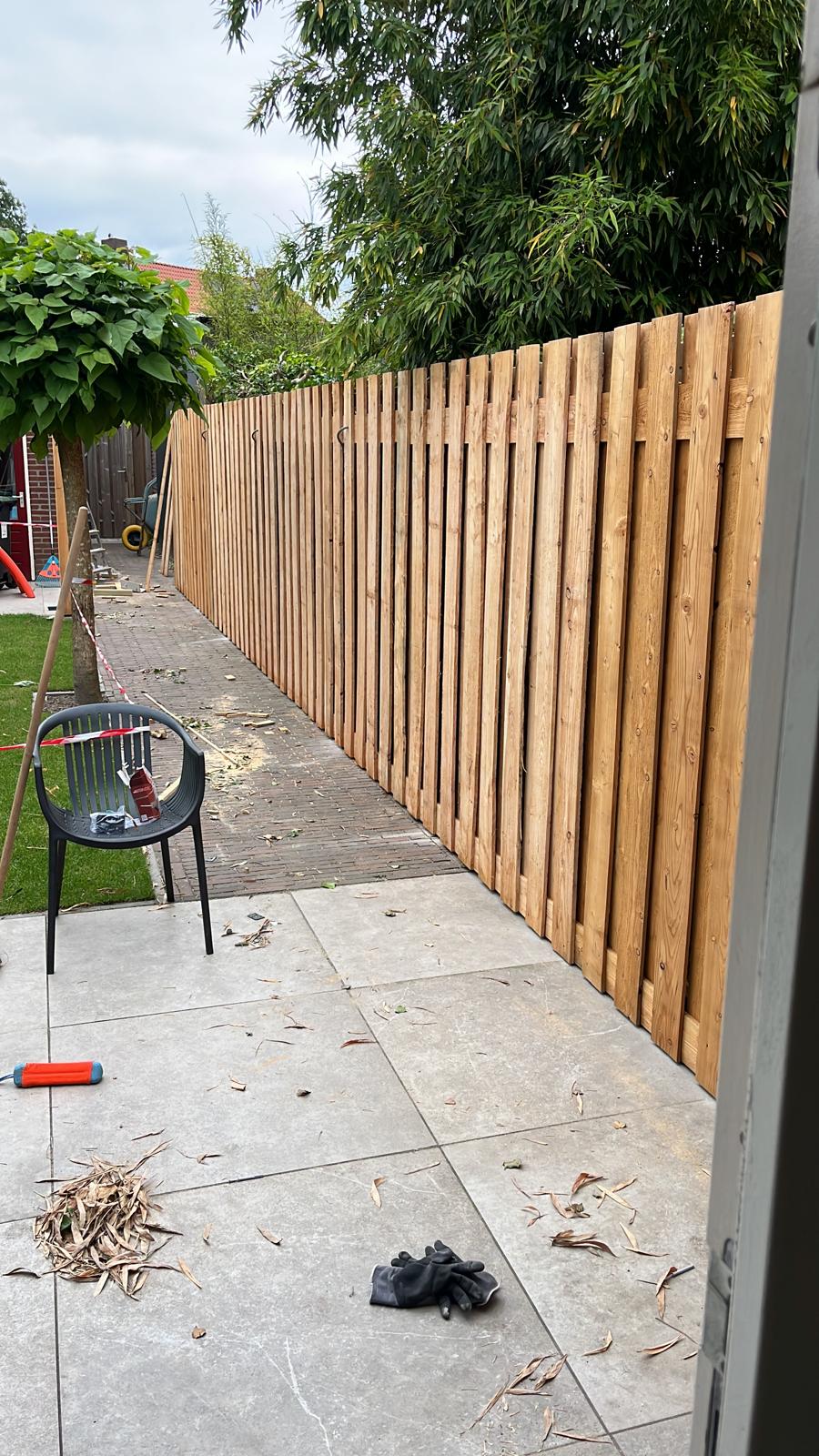 Nieuwe houten schutting in tuin
