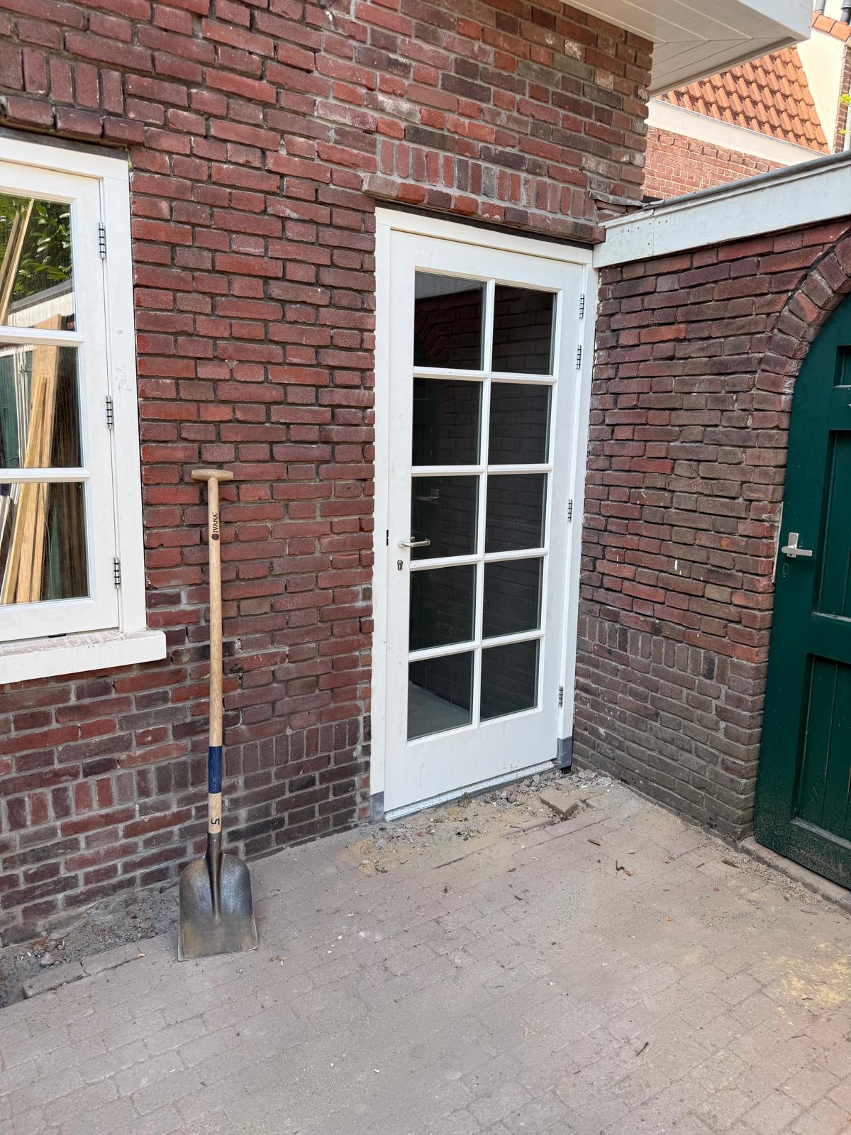 Afgewerkte houten buitendeur met glasvlakken