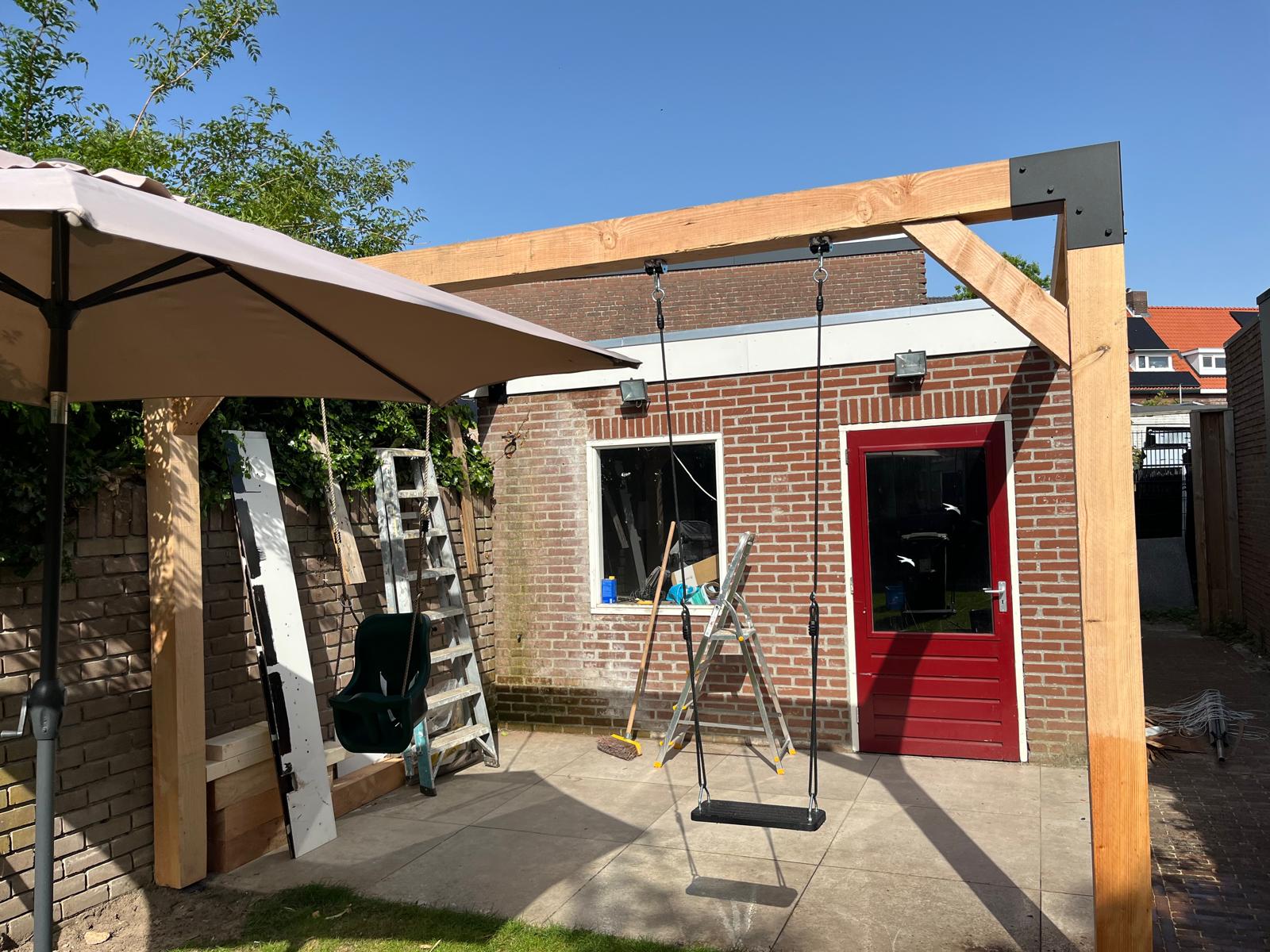 Houten pergola met schommelconstructie