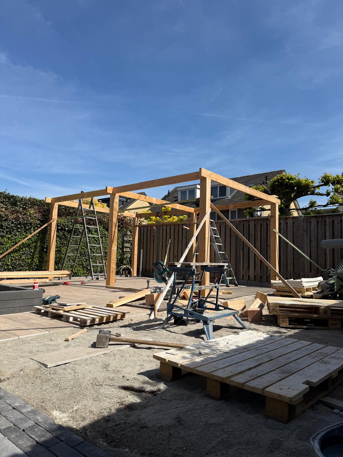 Houten skelet van een veranda in opbouw