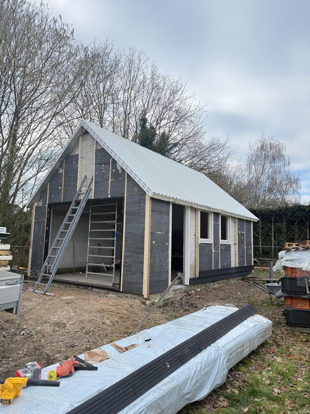 Isolatie en regelwerk op de buitenwanden van een bijgebouw