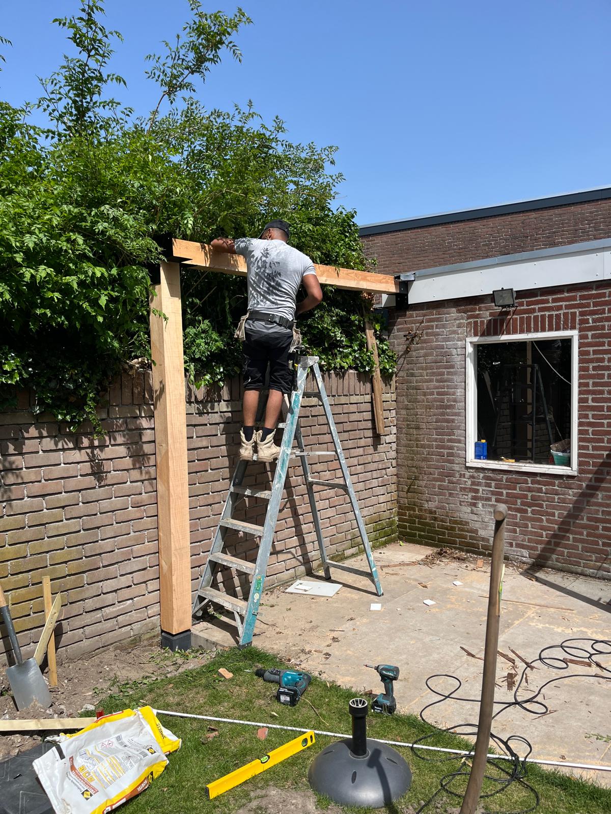 Montage van Douglas houten pergola
