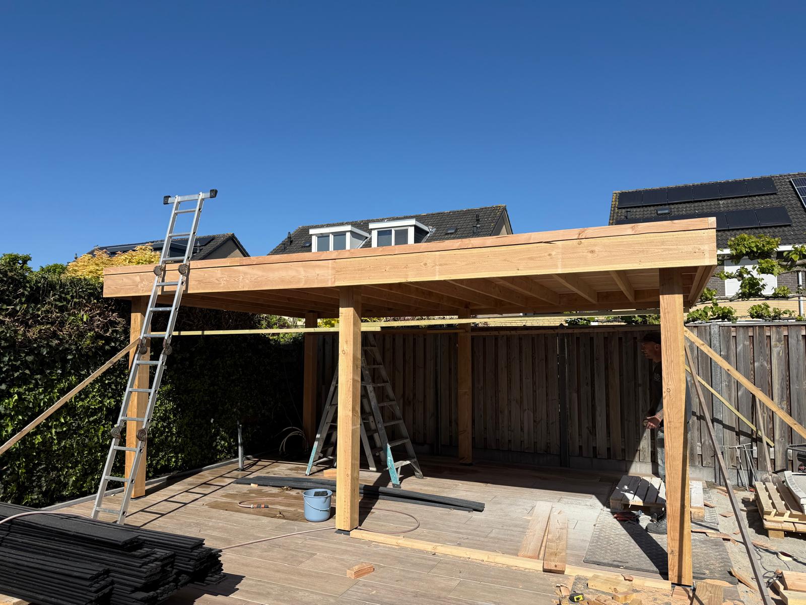 Dakconstructie van een houten veranda tijdens de montage