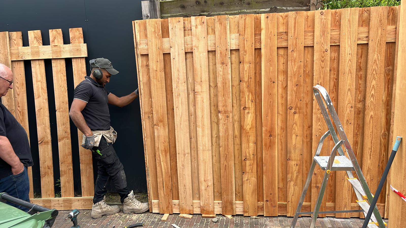 Detail van montage houten erfafscheiding