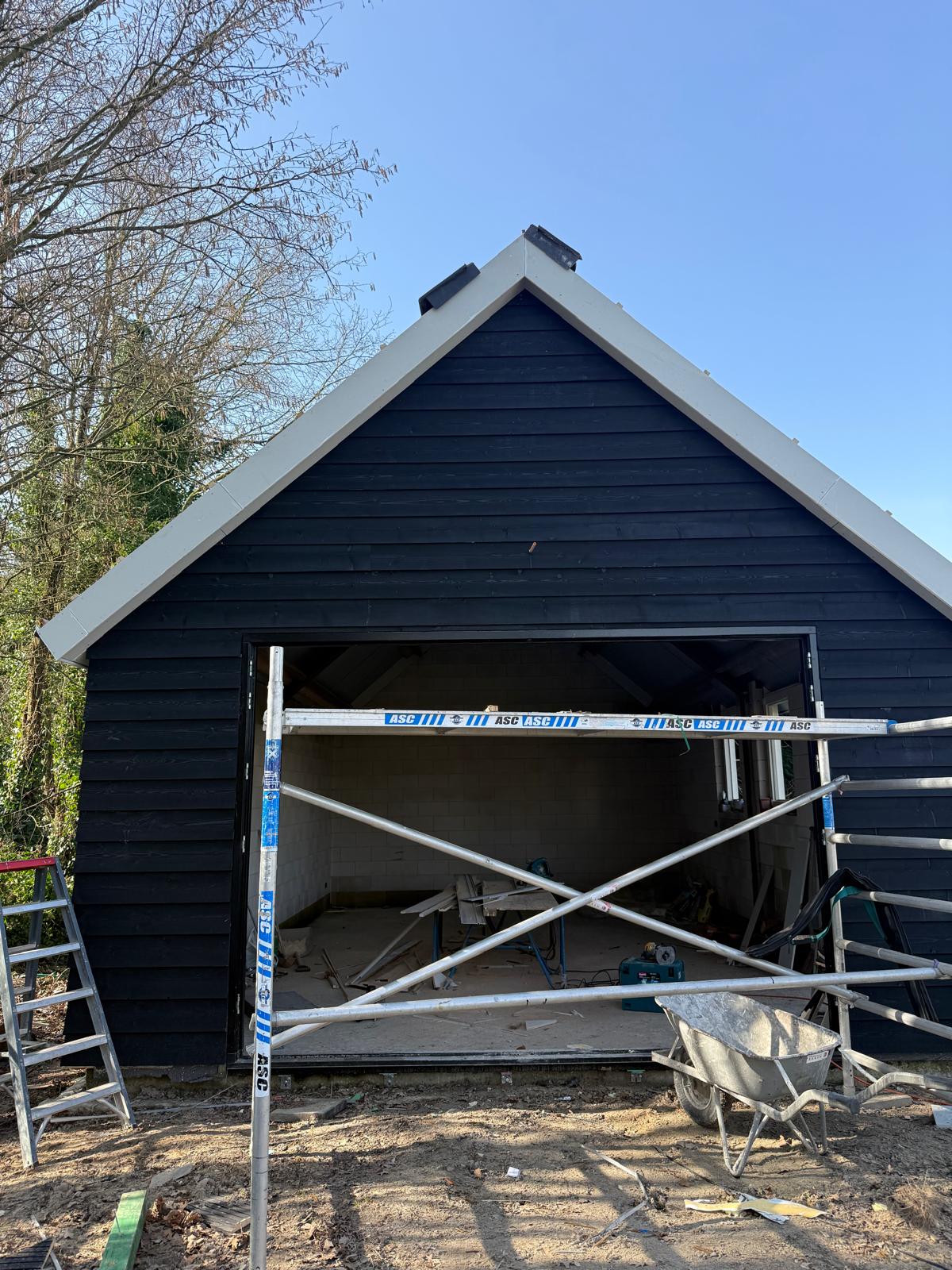 Gerenoveerd bijgebouw met zwarte houten gevelbekleding