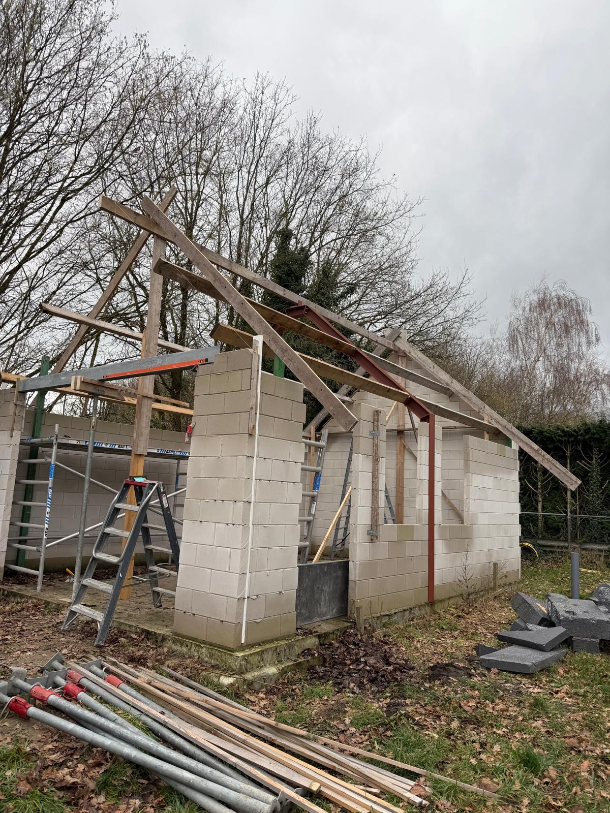 Houten dakconstructie van een bijgebouw in opbouw
