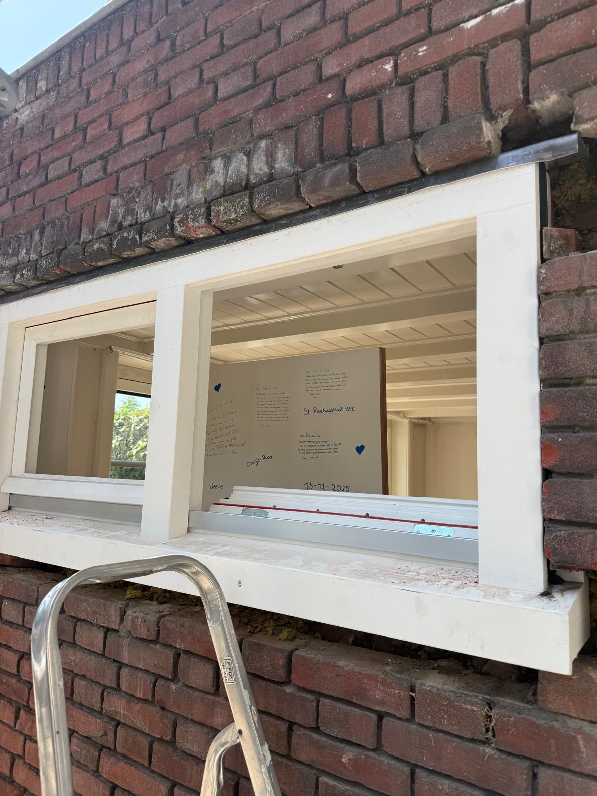Detail van een houten raamkozijn tijdens de montage