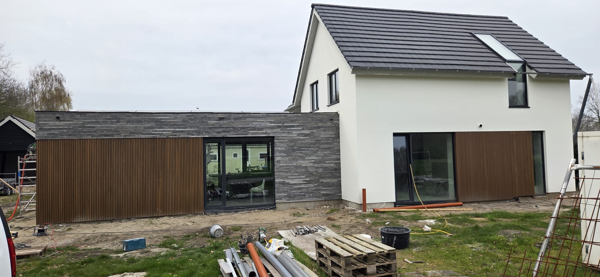 Woning met verticale houten gevelbekleding door MA Timmerwerken