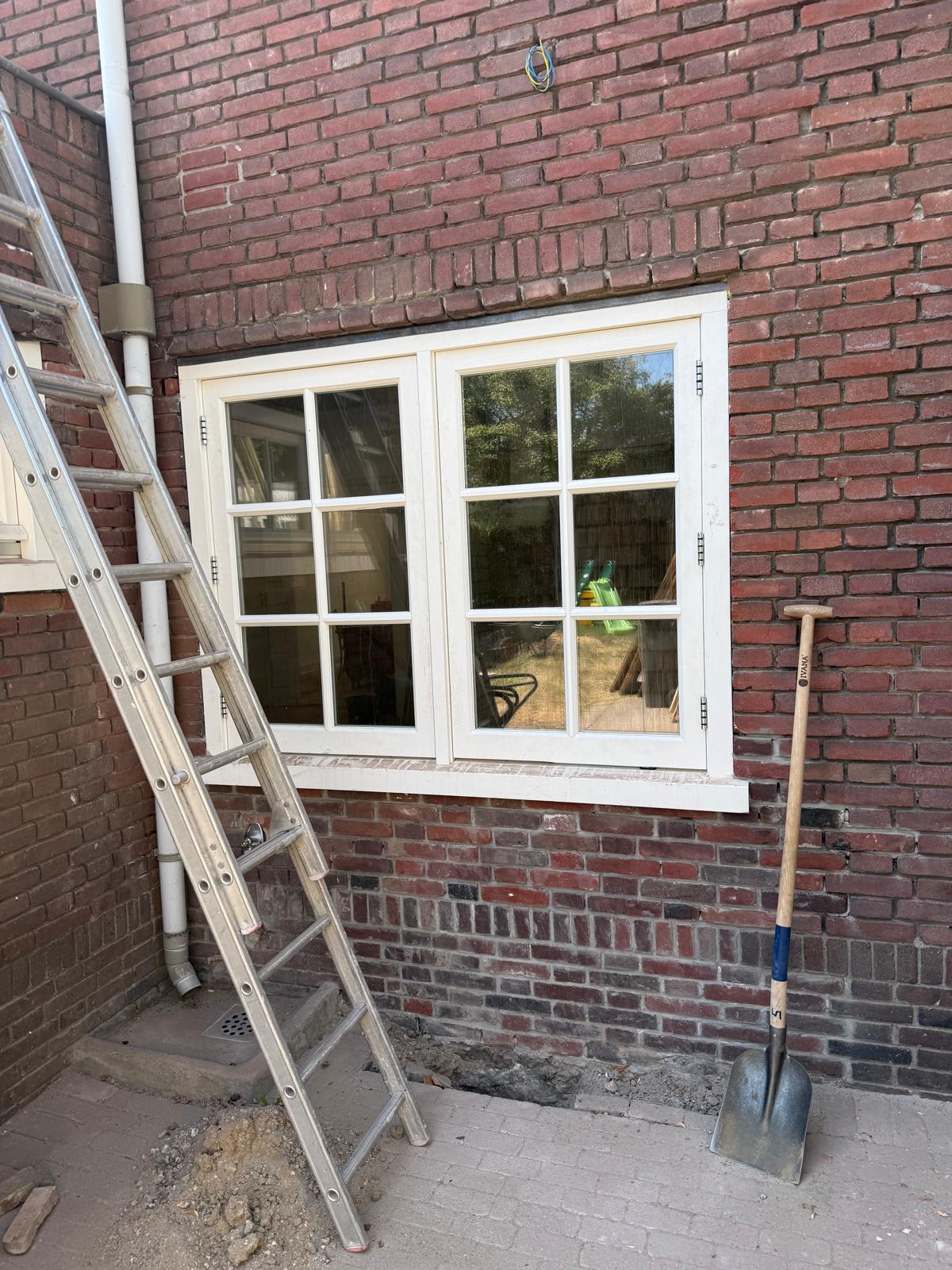 Twee houten kozijnen met glasverdeling na oplevering