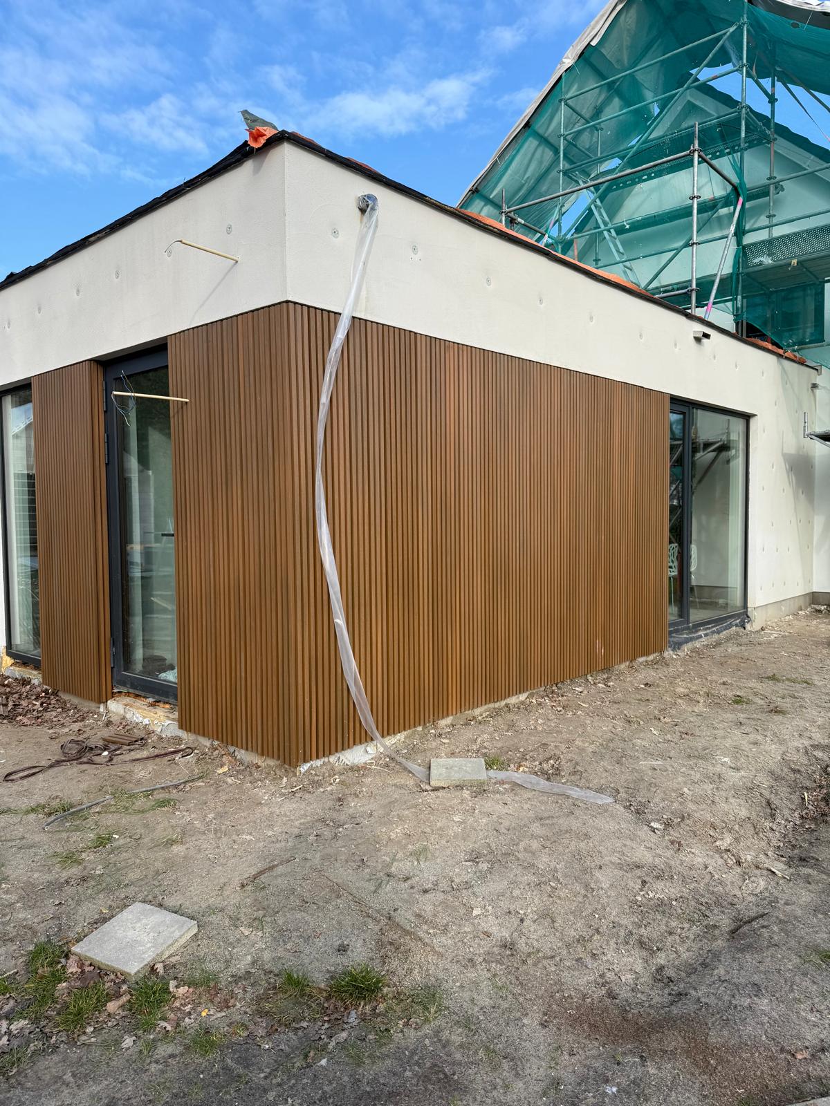 Detail van verticale houten gevelbekleding op een aanbouw